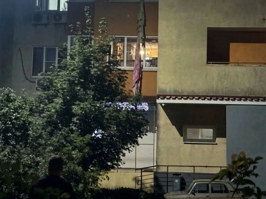 Спускалась с четвертого этажа по простыням и сорвалась вниз женщина в Ростове-на-Дону