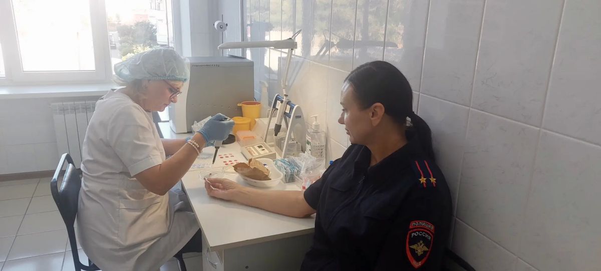 В Ейске сотрудники полиции совместно с общественниками провели акцию «Капля крови - ради жизни» В Ейске сотрудники полиции совместно с общественниками провели акцию «Капля крови - ради жизни»