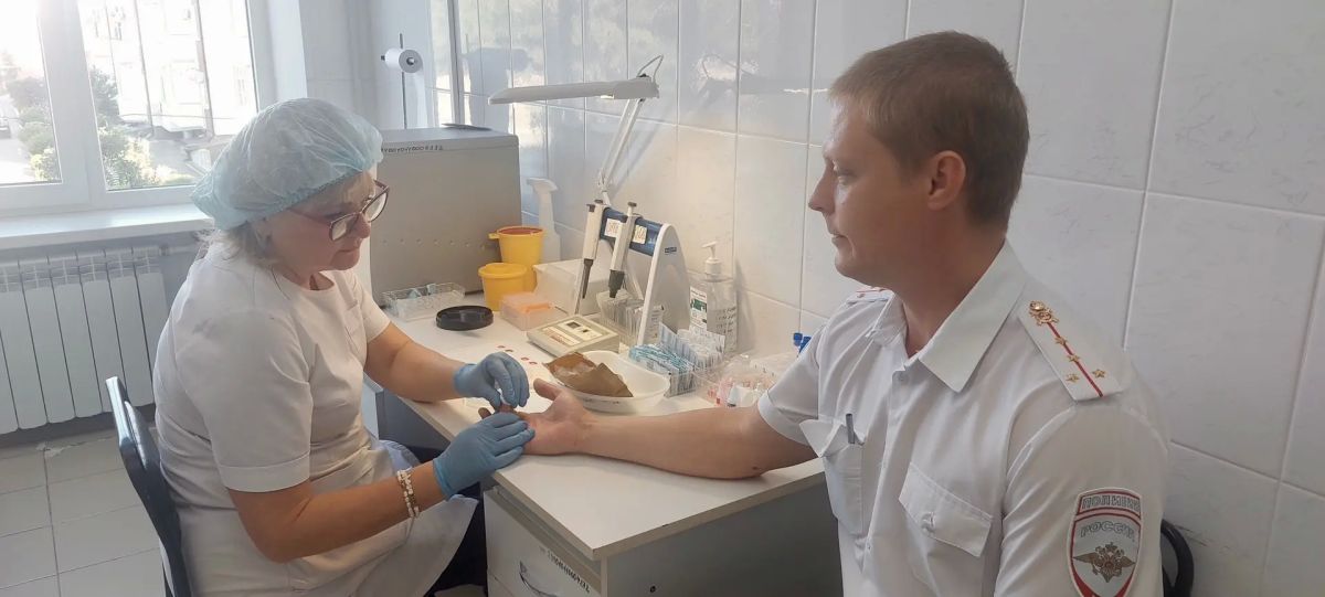 В Ейске сотрудники полиции совместно с общественниками провели акцию «Капля крови - ради жизни» В Ейске сотрудники полиции совместно с общественниками провели акцию «Капля крови - ради жизни»