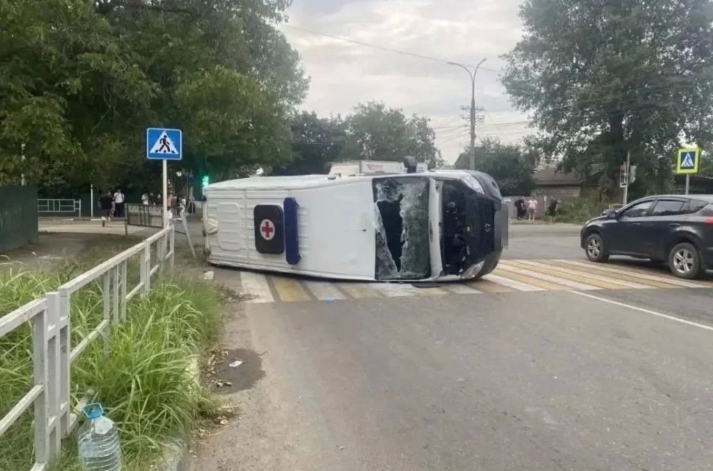 В аварии с каретой скорой помощи пострадали пять человек В аварии с каретой скорой помощи пострадали пять человек