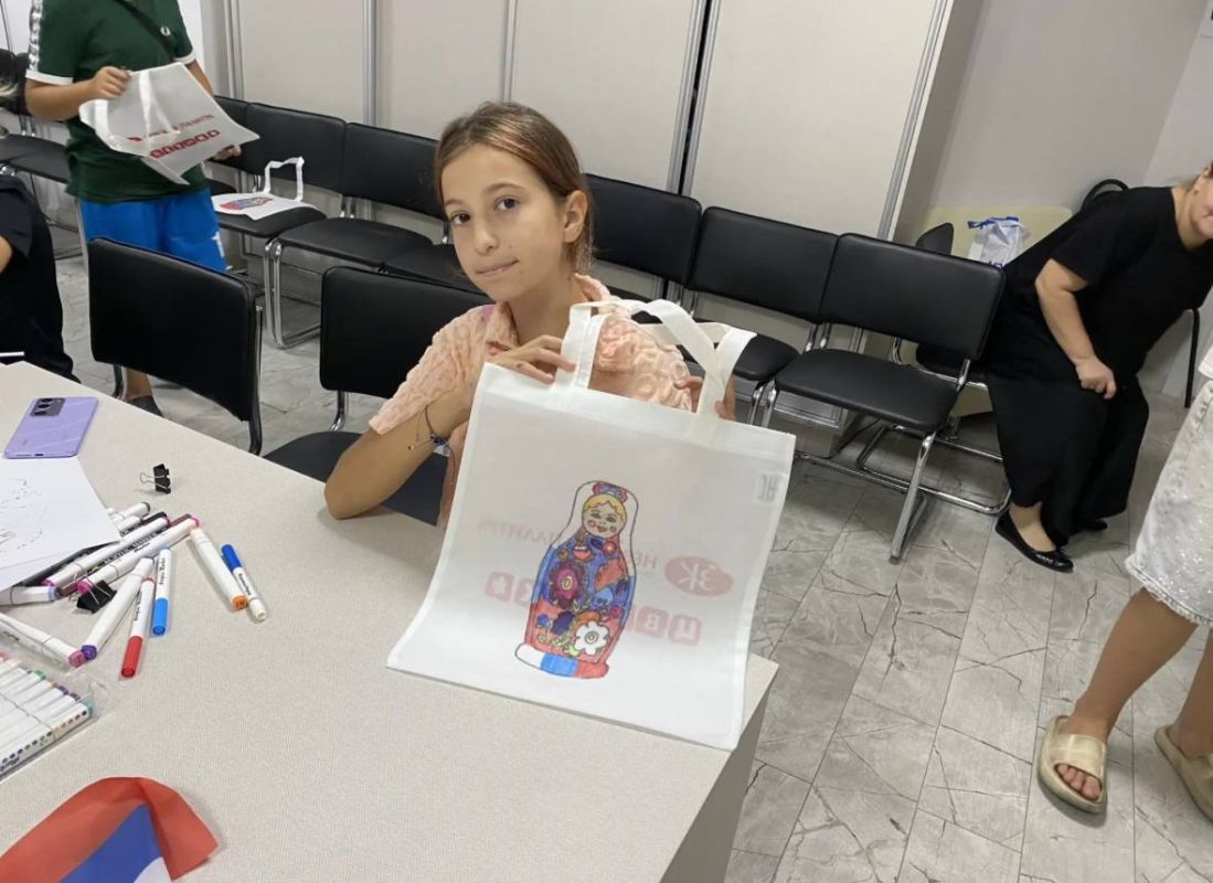Для юных новороссийцев в Доме дружбы провели мастер-класс, посвященный Дню Государственного флага Российской Федерации Для юных новороссийцев в Доме дружбы провели мастер-класс, посвященный Дню Государственного флага Российской Федерации