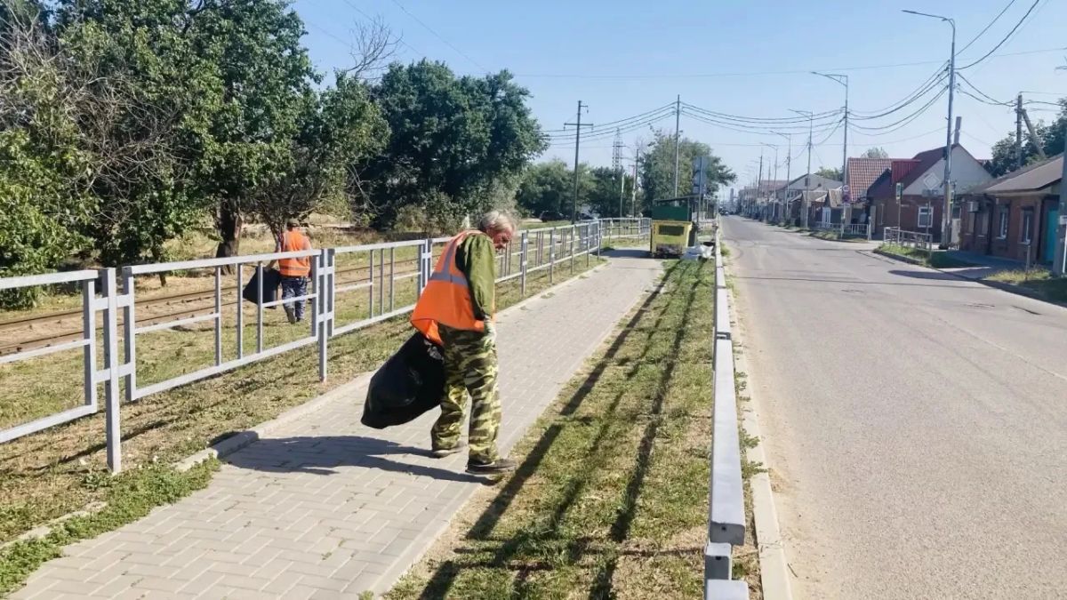 В течение дня ейские коммунальщики наводят санитарный порядок в разных уголках города В течение дня ейские коммунальщики наводят санитарный порядок в разных уголках города