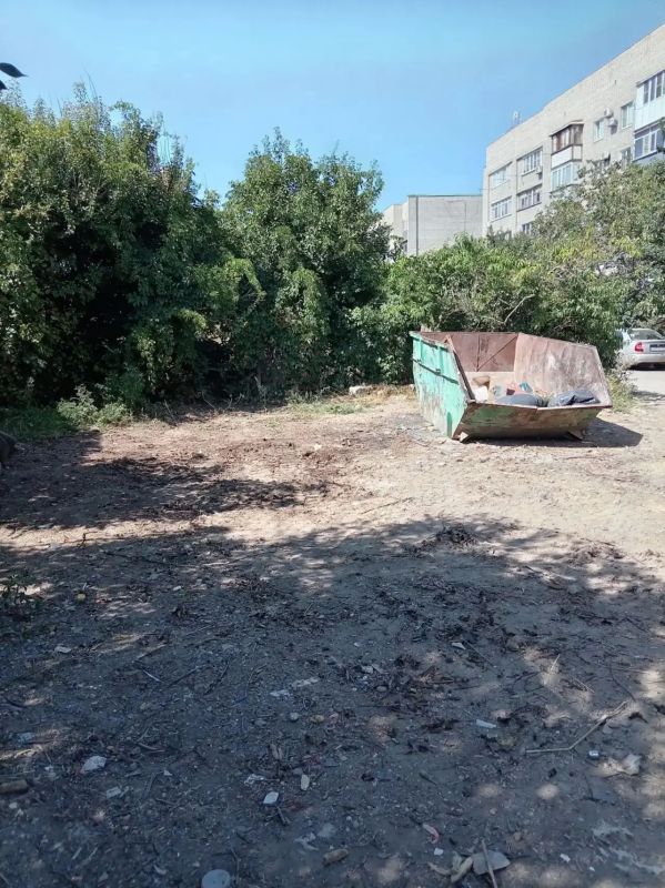 В течение дня ейские коммунальщики наводят санитарный порядок в разных уголках города В течение дня ейские коммунальщики наводят санитарный порядок в разных уголках города