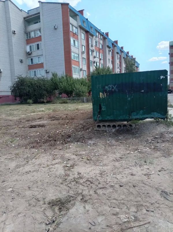 В течение дня ейские коммунальщики наводят санитарный порядок в разных уголках города В течение дня ейские коммунальщики наводят санитарный порядок в разных уголках города
