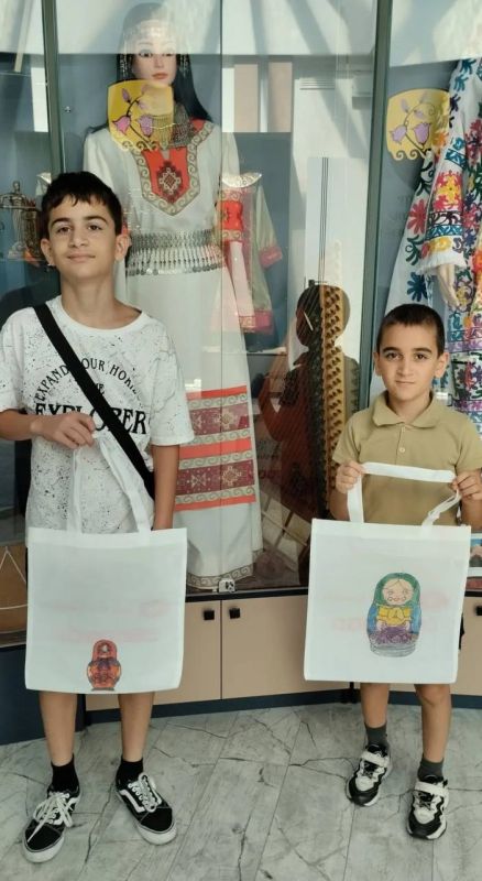 Для юных новороссийцев в Доме дружбы провели мастер-класс, посвященный Дню Государственного флага Российской Федерации Для юных новороссийцев в Доме дружбы провели мастер-класс, посвященный Дню Государственного флага Российской Федерации