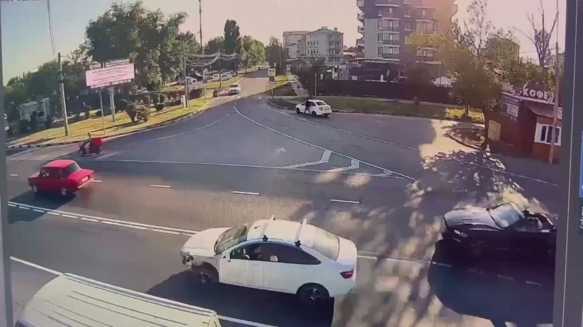 На кабриолете без автокресла прокатили ребенка по улицам Анапы
