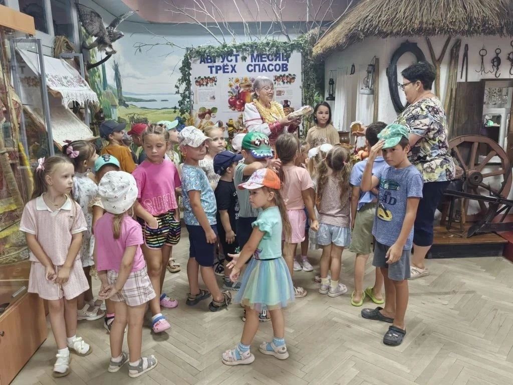 Август – месяц удивительных, щедрых праздников: 14 августа – Медовый Спас, 19 августа – Яблочный Спас и 29-го отметим Ореховый Август – месяц удивительных, щедрых праздников: 14 августа – Медовый Спас, 19 августа – Яблочный Спас и 29-го отметим Ореховый