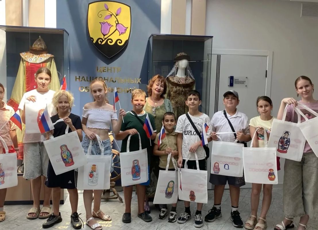 Для юных новороссийцев в Доме дружбы провели мастер-класс, посвященный Дню Государственного флага Российской Федерации