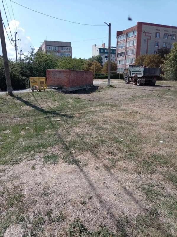 В течение дня ейские коммунальщики наводят санитарный порядок в разных уголках города В течение дня ейские коммунальщики наводят санитарный порядок в разных уголках города