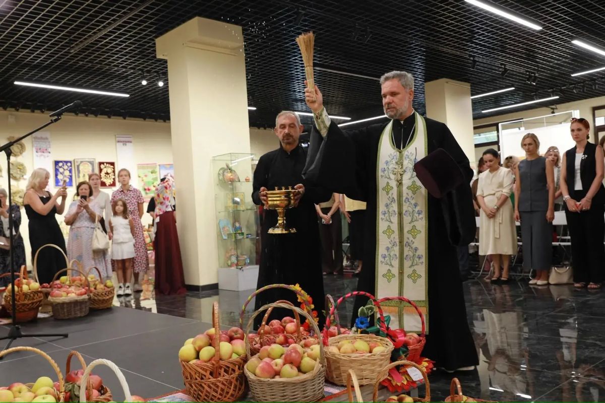 Министр культуры Кубани Виктория Лапина приняла участие в открытии выставки «Яблочный Спас» в Краснодаре Министр культуры Кубани Виктория Лапина приняла участие в открытии выставки «Яблочный Спас» в Краснодаре