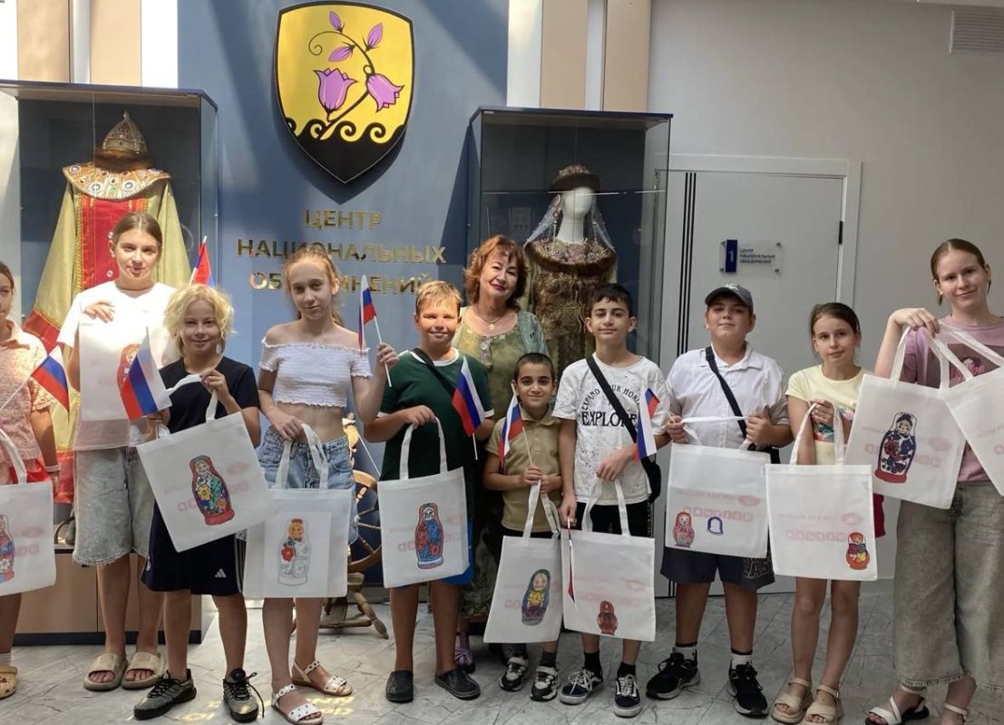 Для юных новороссийцев в Доме дружбы провели мастер-класс, посвященный Дню Государственного флага Российской Федерации
