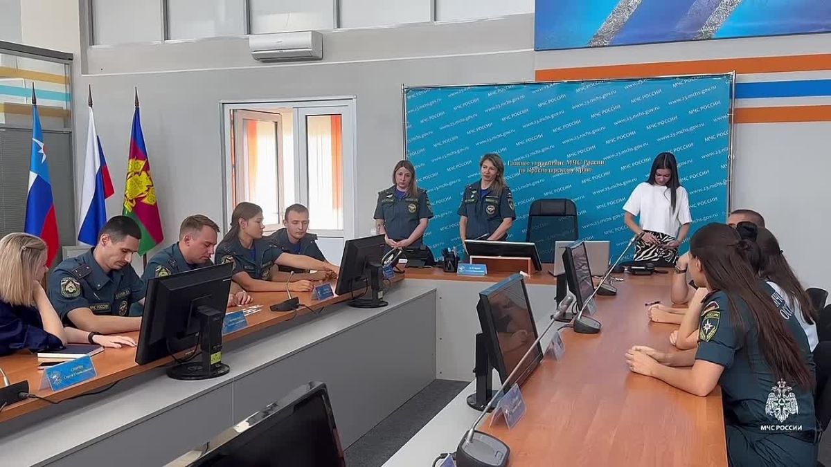Цвета Родины: в Главном управлении МЧС России по Краснодарскому краю прошла викторина «Символы России»