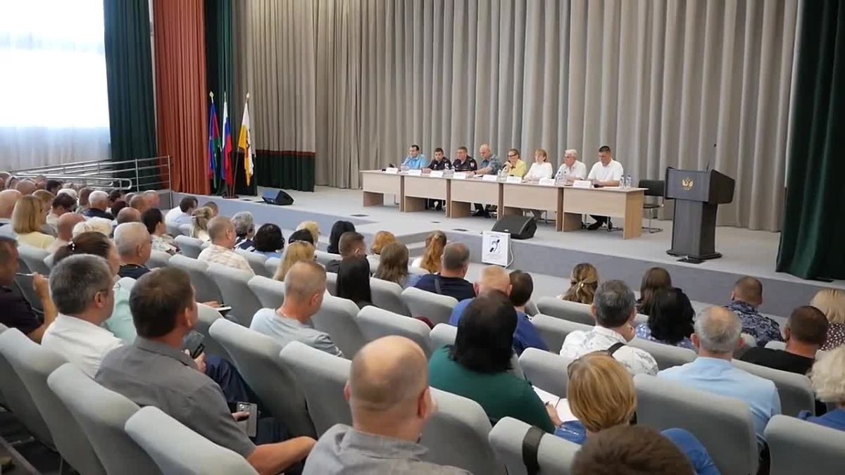 Начальник Краснодарского гарнизона полиции Андрей Платонов принял участие в совещании на тему безопасности детей в предстоящем учебном году