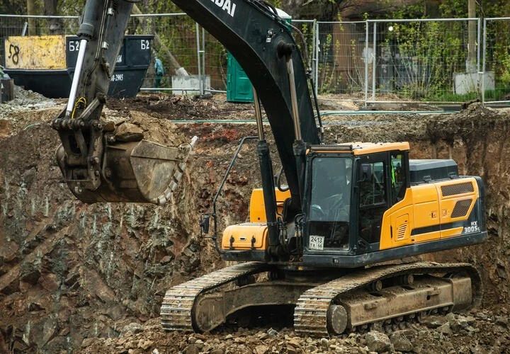 Капремонт ливневого коллектора в Краснодаре на улице Снесарева в микрорайоне Гидростроителей снова идет