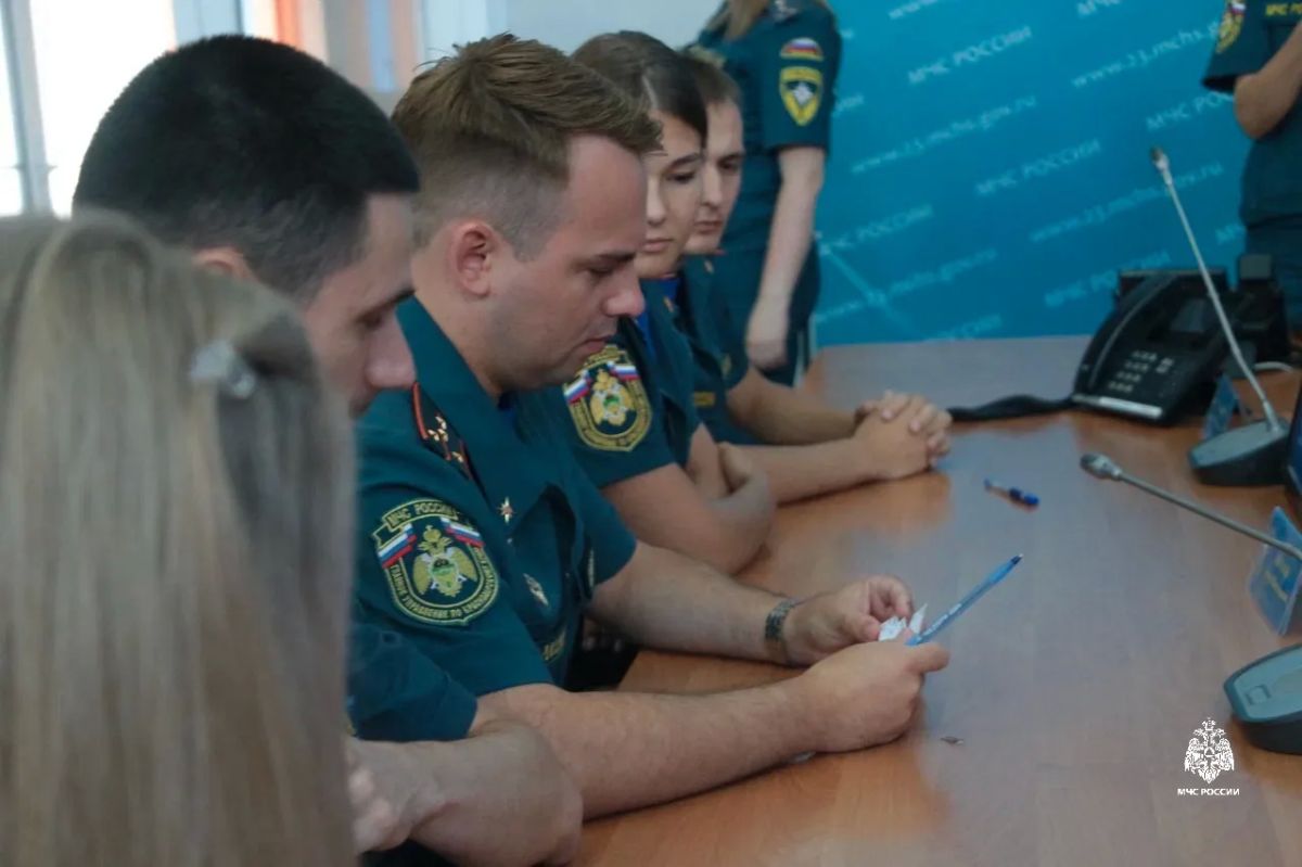 Цвета Родины: в Главном управлении МЧС России по Краснодарскому краю прошла викторина «Символы России» Цвета Родины: в Главном управлении МЧС России по Краснодарскому краю прошла викторина «Символы России»