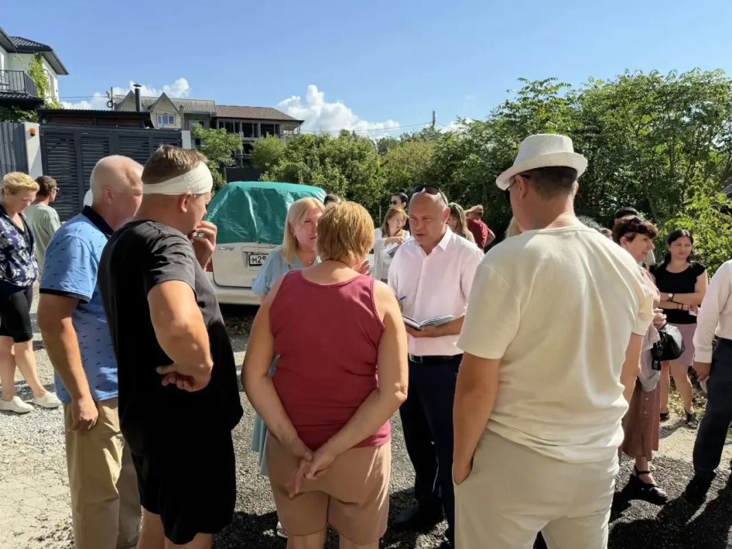 Алексей Богодистов: Утром в Голубой Бухте встретился с жителями пострадавших домов в результате атаки беспилотников 12 августа Алексей Богодистов: Утром в Голубой Бухте встретился с жителями пострадавших домов в результате атаки беспилотников 12 августа