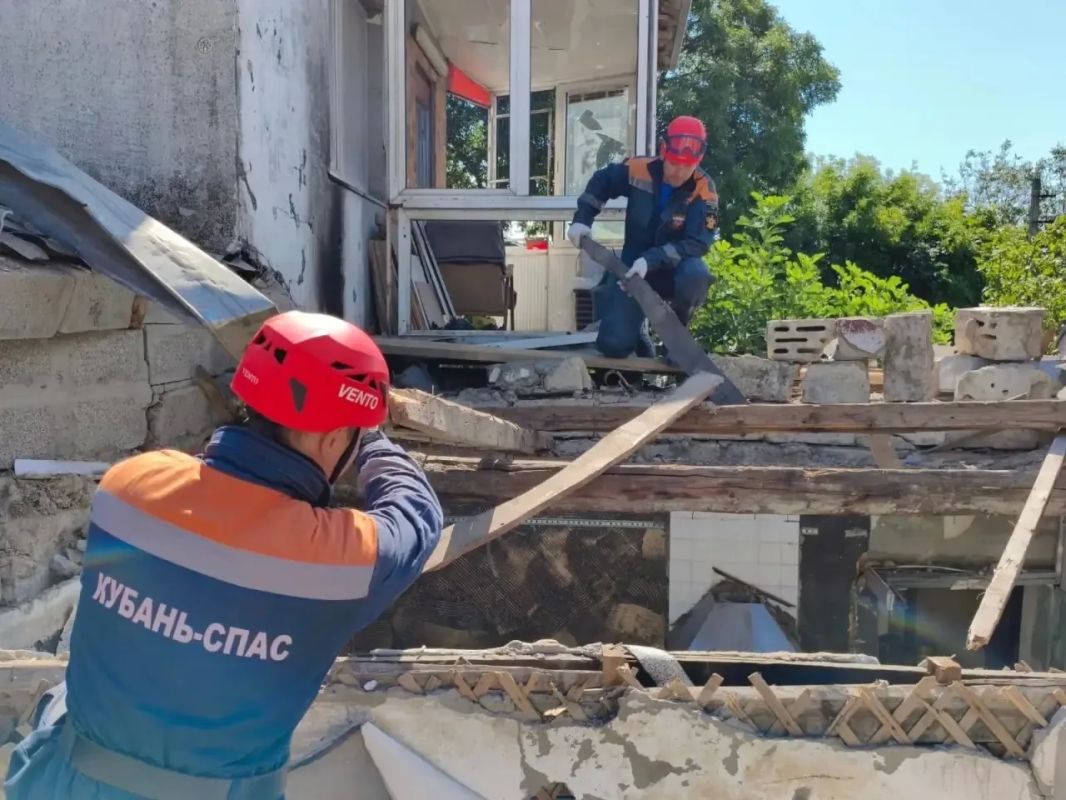 Спасатели продолжают ликвидировать последствия атаки БПЛА на Новороссийск