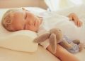 Как правильно выбрать подушку для малыша: советы родителей