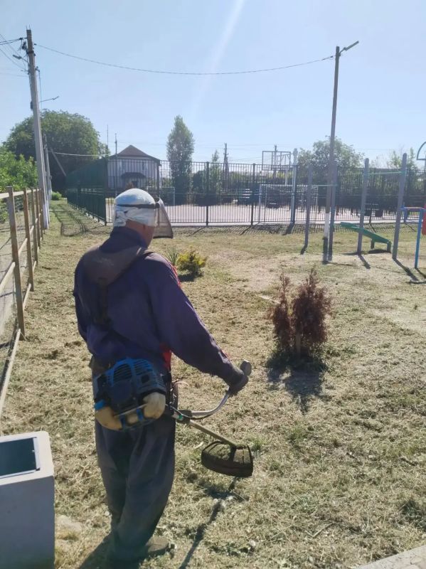 Несмотря на конец рабочей недели, мероприятия по благоустройству Ейска продолжаются в усиленном режиме Несмотря на конец рабочей недели, мероприятия по благоустройству Ейска продолжаются в усиленном режиме