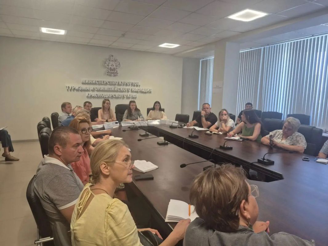 В краевом министерстве курортов прошёл День открытых дверей по вопросам получения мер поддержки организаций отрасли В краевом министерстве курортов прошёл День открытых дверей по вопросам получения мер поддержки организаций отрасли