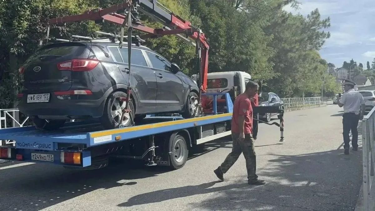Паркуйтесь по правилам! В центре Сочи увезли на штрафстоянку десятки автомобилей Паркуйтесь по правилам! В центре Сочи увезли на штрафстоянку десятки автомобилей