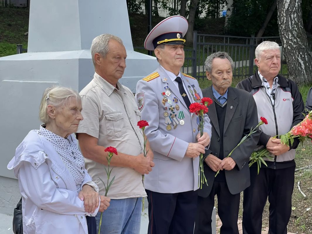 Ветераны транспортной полиции Прибайкалья провели торжественный митинг в честь Дня Государственного флага России и Дня офицера Ветераны транспортной полиции Прибайкалья провели торжественный митинг в честь Дня Государственного флага России и Дня офицера