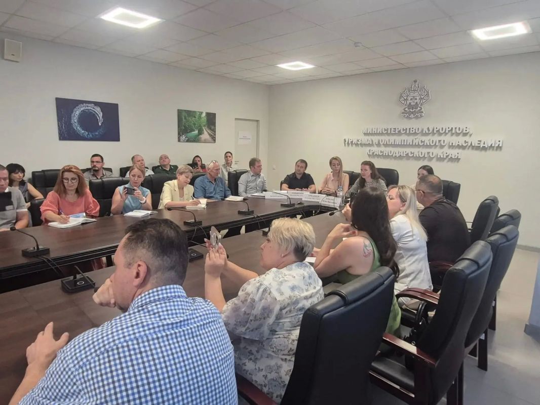 В краевом министерстве курортов прошёл День открытых дверей по вопросам получения мер поддержки организаций отрасли В краевом министерстве курортов прошёл День открытых дверей по вопросам получения мер поддержки организаций отрасли