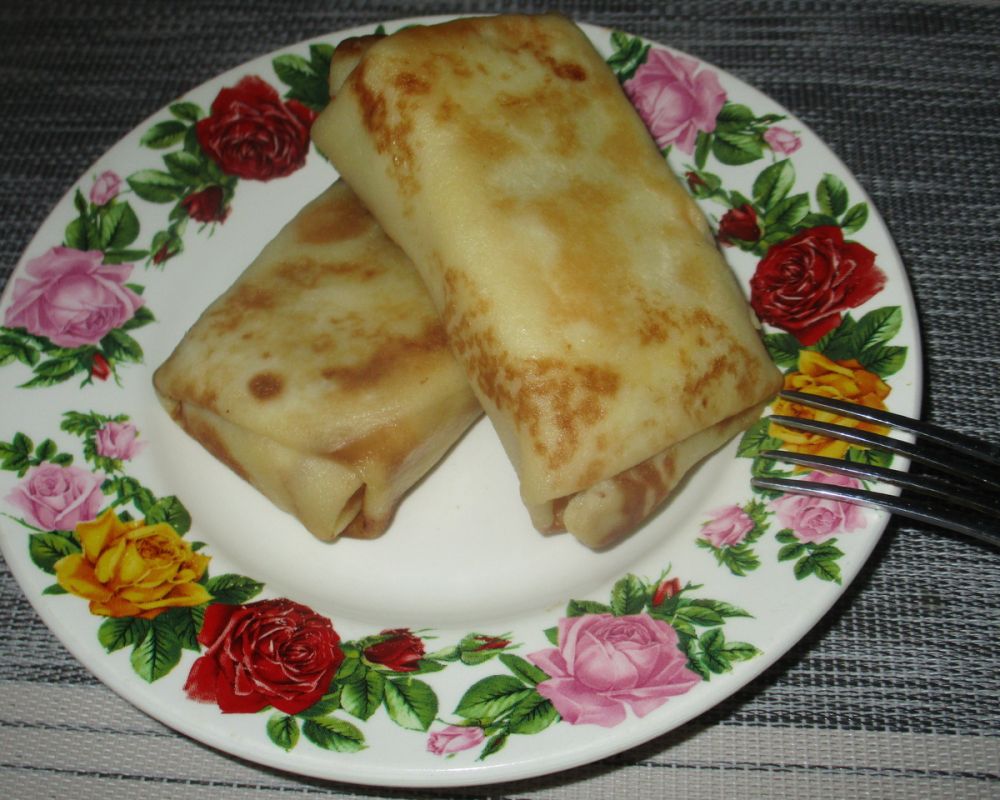Тонкие и ароматные блинчики с куриной начинкой: быстро и вкусно!