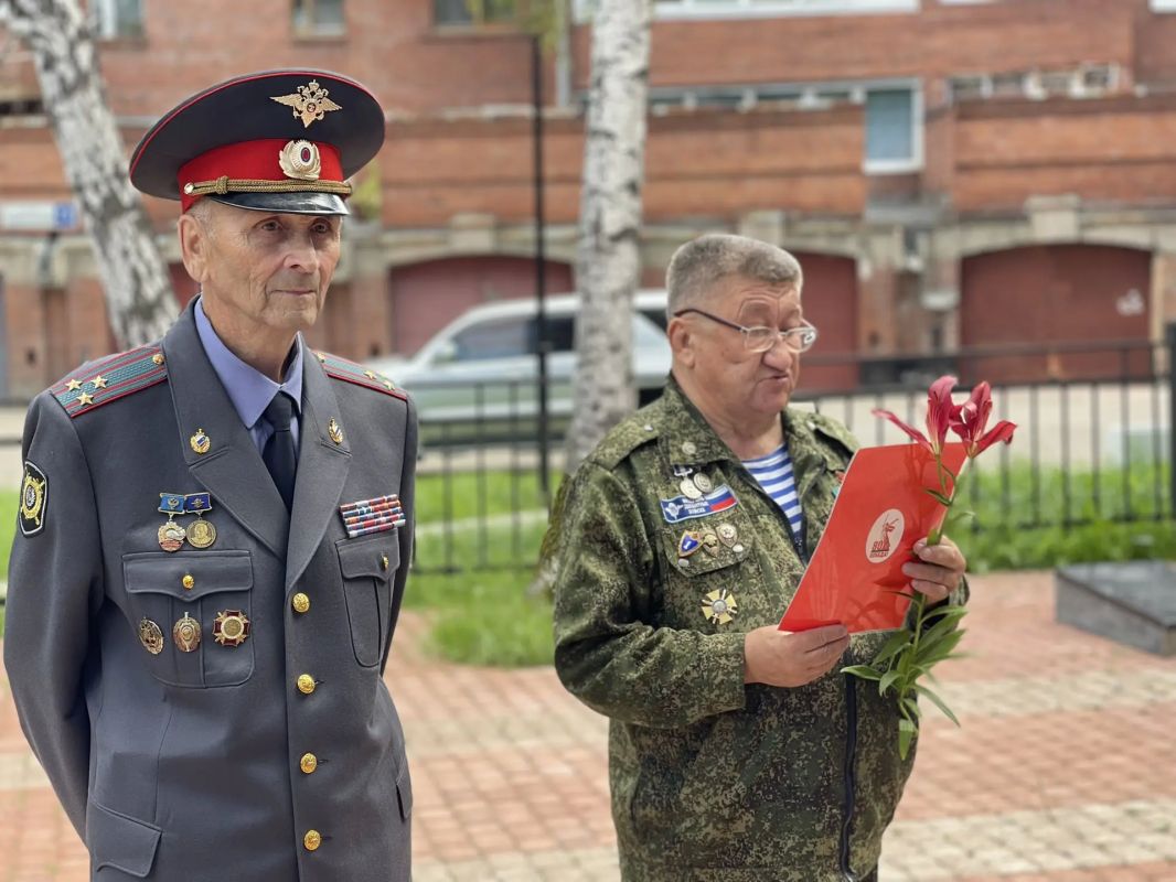 Ветераны транспортной полиции Прибайкалья провели торжественный митинг в честь Дня Государственного флага России и Дня офицера Ветераны транспортной полиции Прибайкалья провели торжественный митинг в честь Дня Государственного флага России и Дня офицера