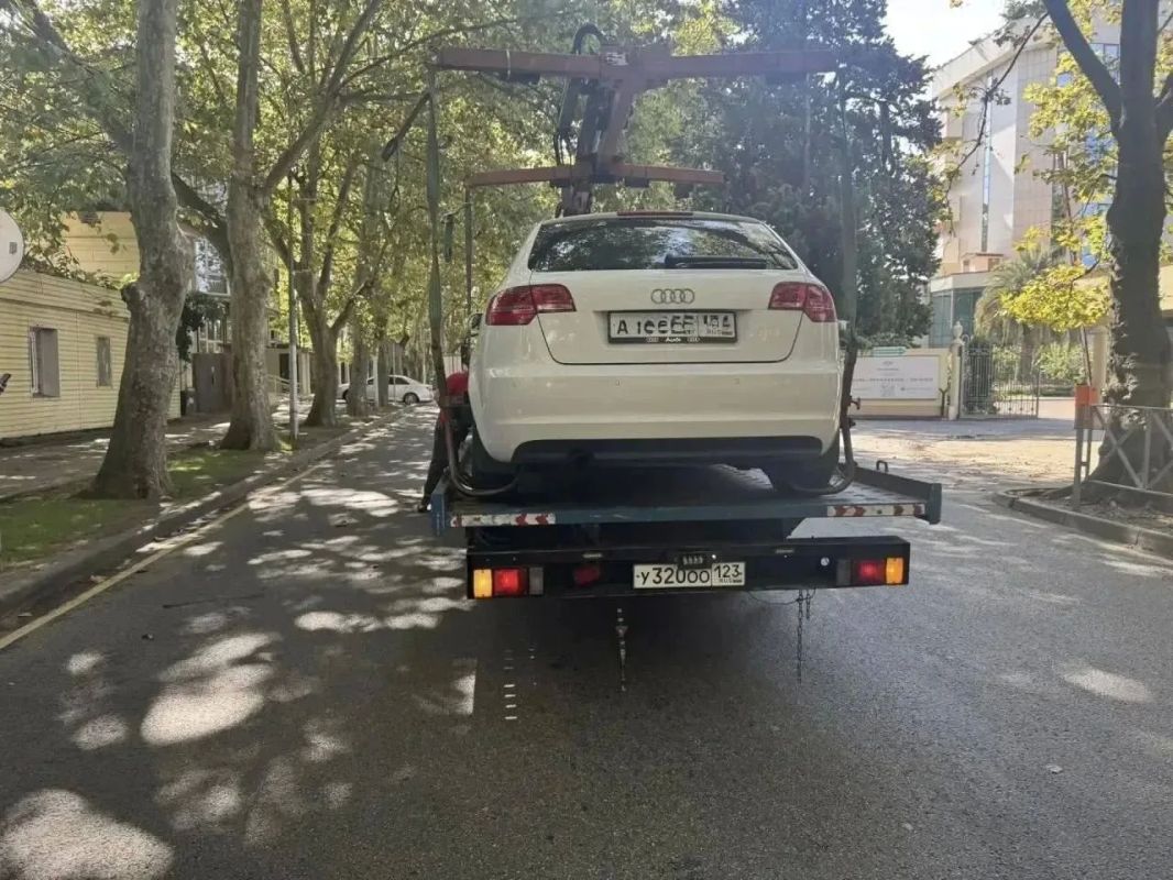 Паркуйтесь по правилам! В центре Сочи увезли на штрафстоянку десятки автомобилей Паркуйтесь по правилам! В центре Сочи увезли на штрафстоянку десятки автомобилей