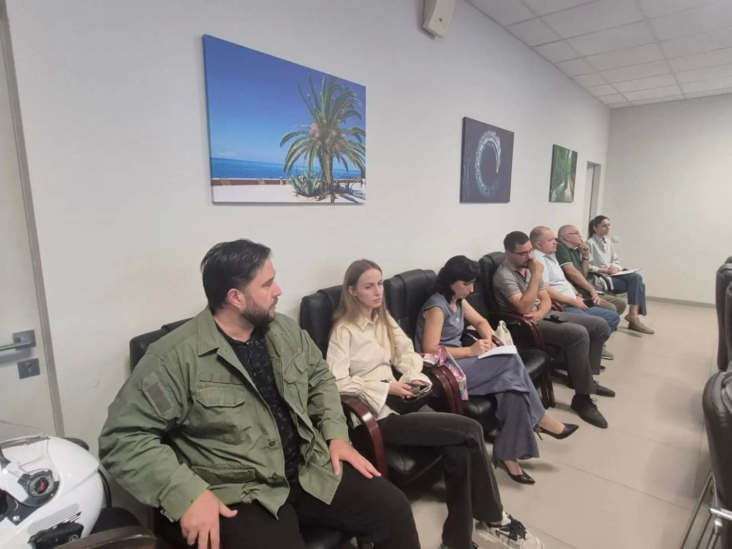 В краевом министерстве курортов прошёл День открытых дверей по вопросам получения мер поддержки организаций отрасли В краевом министерстве курортов прошёл День открытых дверей по вопросам получения мер поддержки организаций отрасли