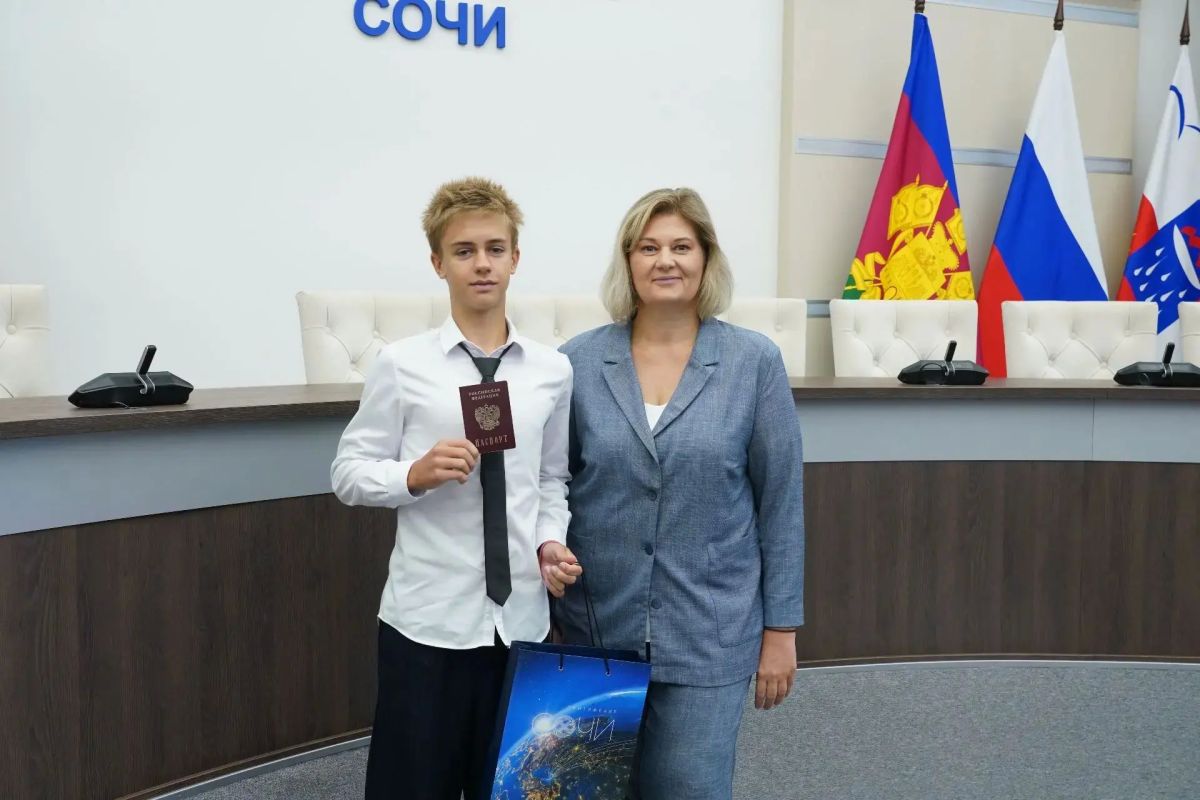В Сочи ко Дню Государственного флага юным школьникам торжественно вручили первые паспорта В Сочи ко Дню Государственного флага юным школьникам торжественно вручили первые паспорта
