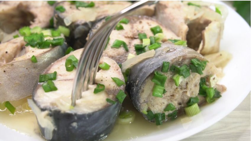 Скумбрия на луковой подушке: простой и быстрый рецепт