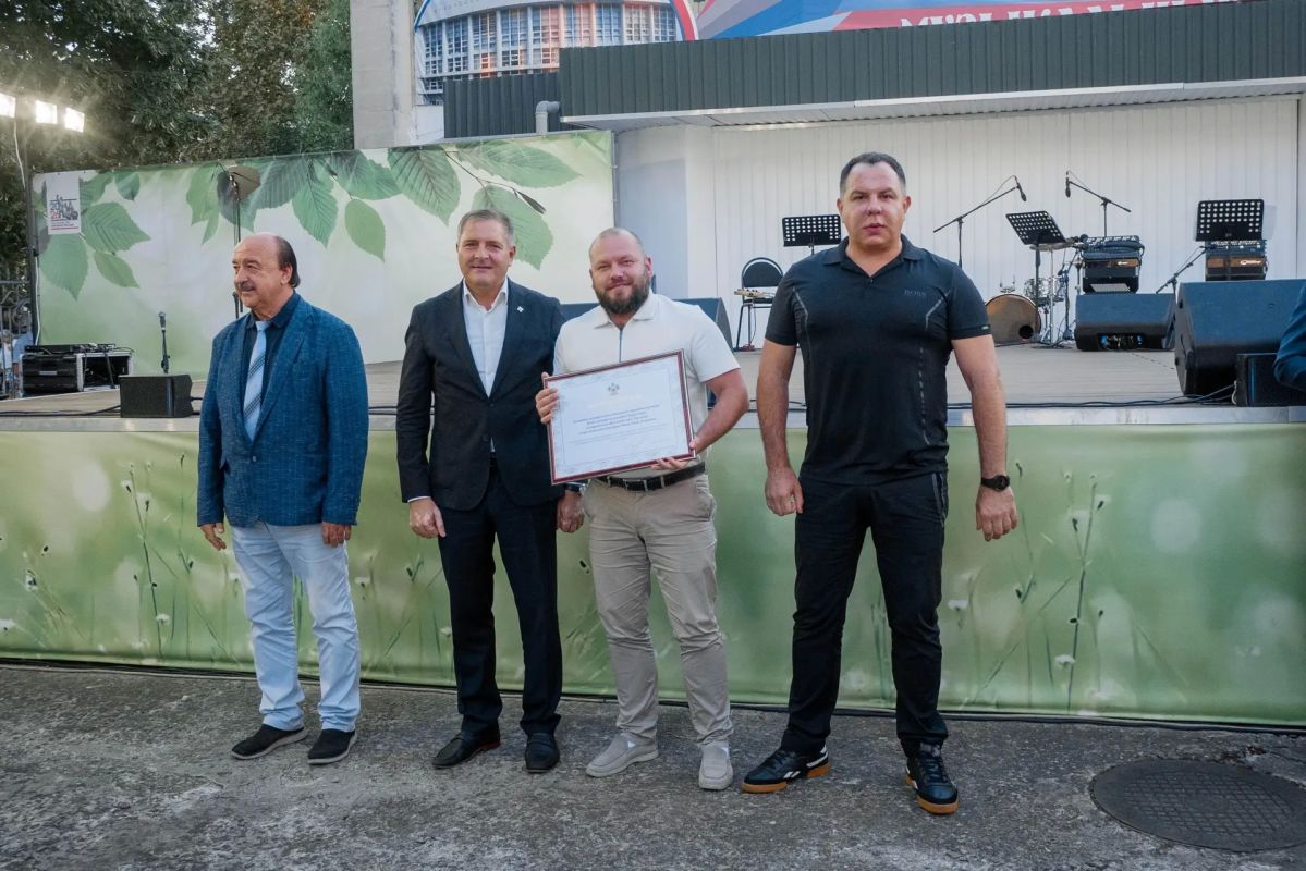 Председатель Общественного совета при городском УМВД принял участие в торжественном мероприятии, приуроченном ко Дню Государственного флага РФ Председатель Общественного совета при городском УМВД принял участие в торжественном мероприятии, приуроченном ко Дню Государственного флага РФ