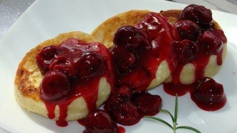 Насладитесь нежнейшими сырниками с вишнёвым соусом