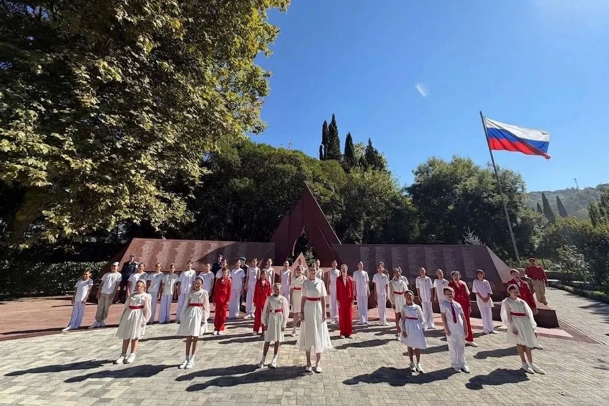 Торжественные церемонии поднятия Государственного флага прошли во всех районах Сочи Торжественные церемонии поднятия Государственного флага прошли во всех районах Сочи