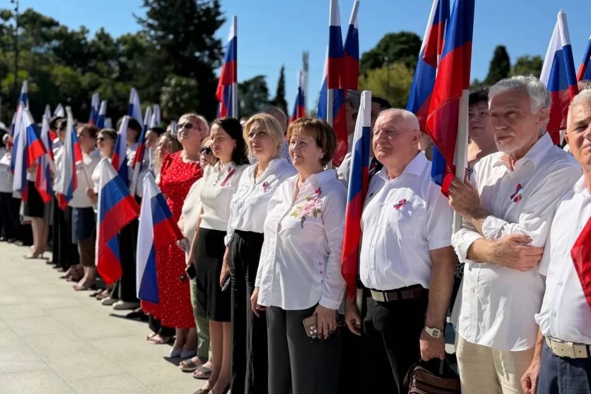 Торжественные церемонии поднятия Государственного флага прошли во всех районах Сочи Торжественные церемонии поднятия Государственного флага прошли во всех районах Сочи
