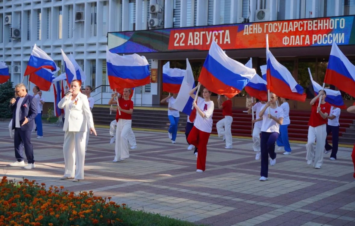 В Новороссийске празднование Дня Государственного флага России стартовало со спортивного забега и торжественных церемоний поднятия триколора В Новороссийске празднование Дня Государственного флага России стартовало со спортивного забега и торжественных церемоний поднятия триколора