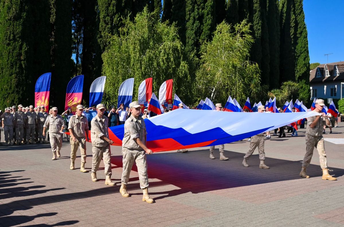 Торжественные церемонии поднятия Государственного флага прошли во всех районах Сочи Торжественные церемонии поднятия Государственного флага прошли во всех районах Сочи