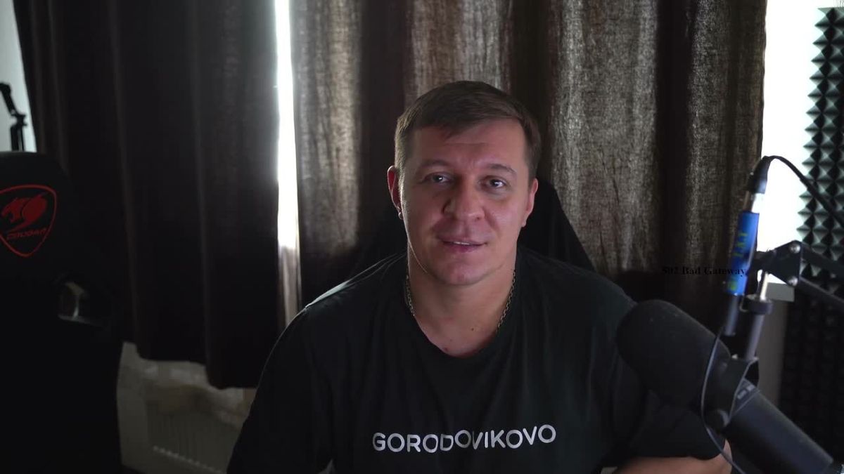 Российский поэт и прозаик Дмитрий Кравченко в честь Дня российского флага прочитал четверостишье собственного сочинения