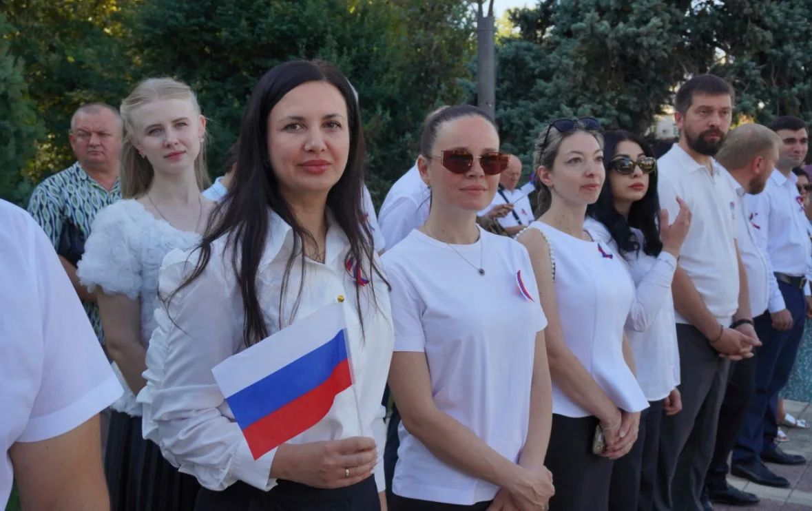 В Новороссийске празднование Дня Государственного флага России стартовало со спортивного забега и торжественных церемоний поднятия триколора В Новороссийске празднование Дня Государственного флага России стартовало со спортивного забега и торжественных церемоний поднятия триколора