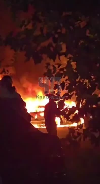 Авто – в пепел. На парковке жилого комплекса в Краснодаре вспыхнул пожар