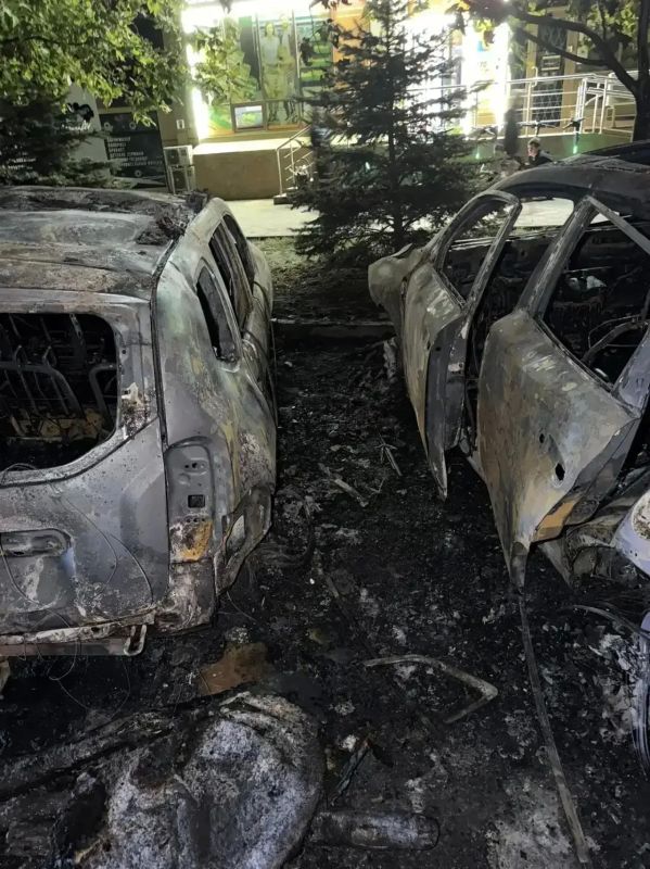 В Краснодаре ночью сгорели две иномарки, еще одна повреждена