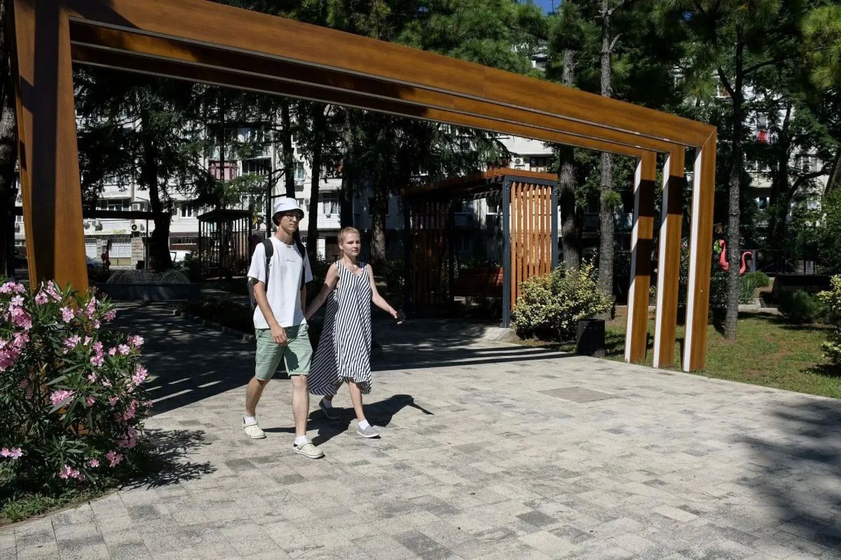 В Лазаревском районе Сочи продолжается благоустройство городских территорий.