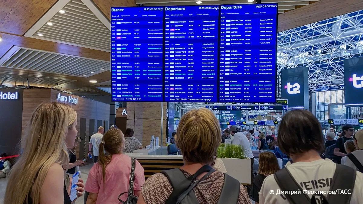 Вылет и прилет 29 рейсов задерживаются в международном аэропорту Сочи на более 10 часов, следует из данных онлайн-табло авиагавани