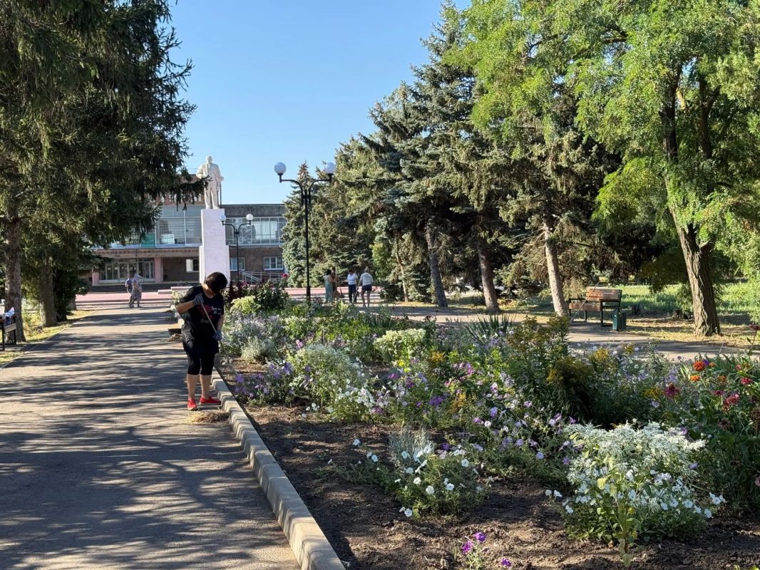 В п.Комсомолец Ейского района состоялся субботник В п.Комсомолец Ейского района состоялся субботник