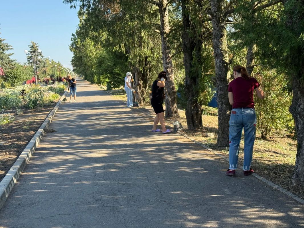 В п.Комсомолец Ейского района состоялся субботник