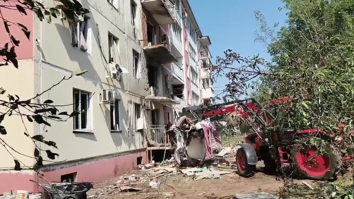 В пострадавшем от атаки беспилотников доме в Карасунском округе Краснодара ведут демонтажные работы