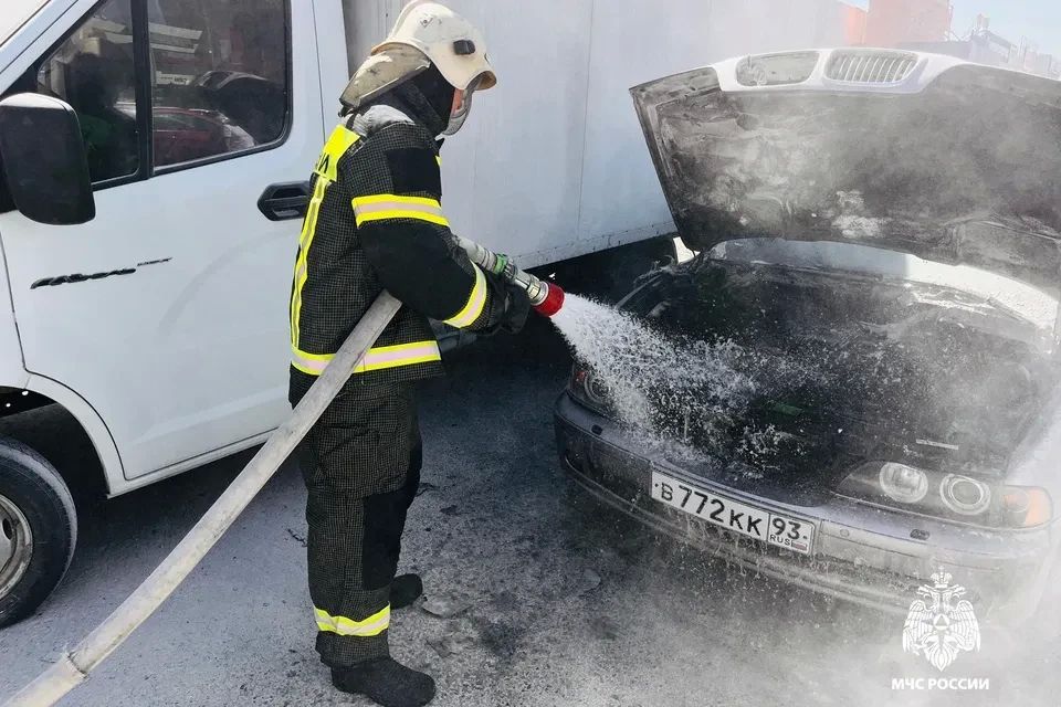 В Краснодаре легковушка загорелась на парковке у ТРЦ «Галактика»