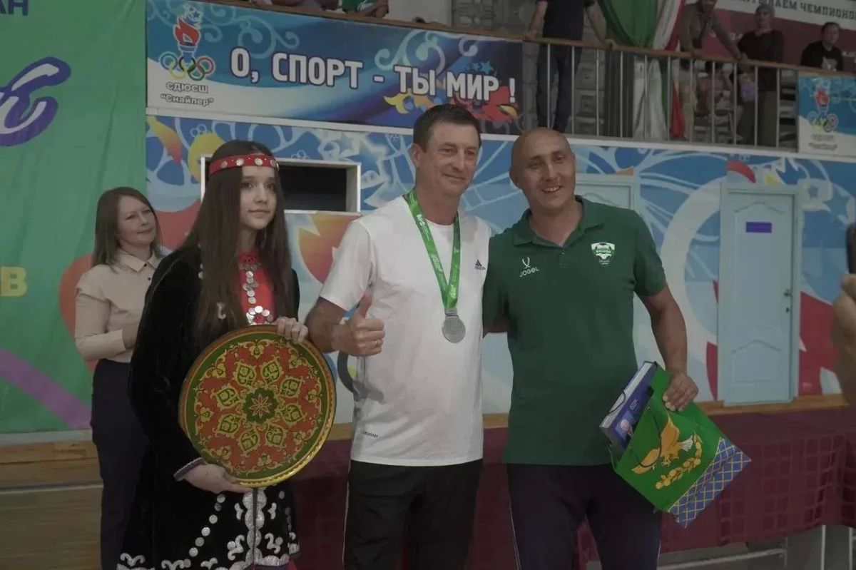 Фундамент успеха. «Сначала команда должна научиться играть надежно и не дарить голы, а уже потом, когда этот фундамент есть, можно позволять себе смелые решения» Фундамент успеха. «Сначала команда должна научиться играть надежно и не дарить голы, а уже потом, когда этот фундамент есть, можно позволять себе смелые решения»
